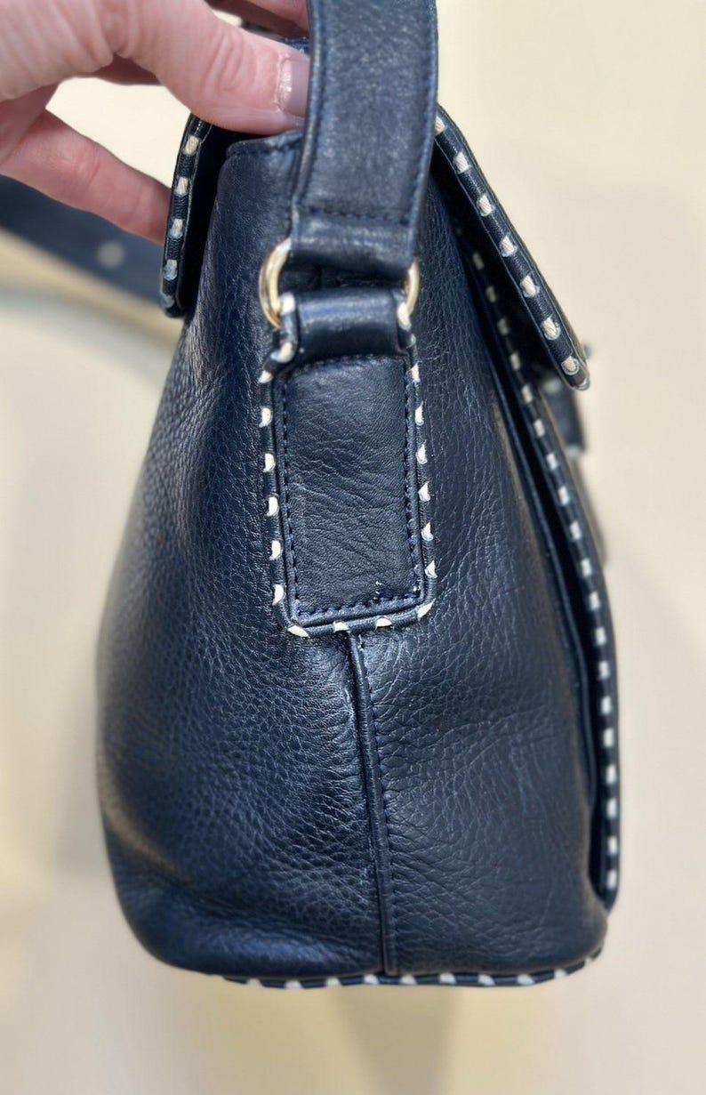 Bolso bandolera vintage Valentino Garavani Les Sacs de piel azul marino con pespuntes, fabricado en Italia. imagen 6