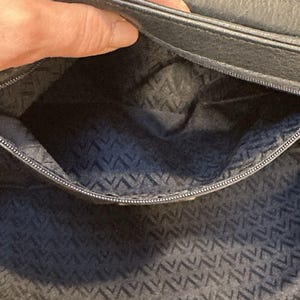 Bolso bandolera vintage Valentino Garavani Les Sacs de piel azul marino con pespuntes, fabricado en Italia. imagen 12