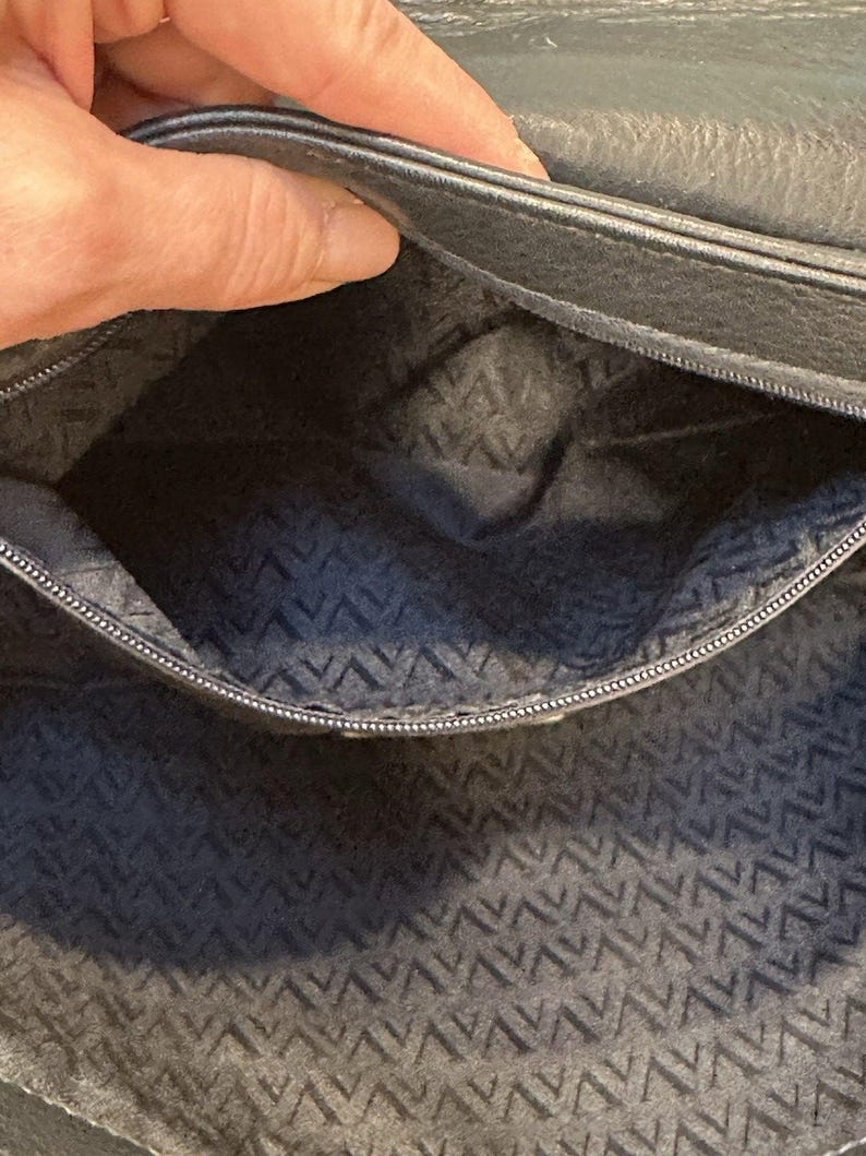 Bolso bandolera vintage Valentino Garavani Les Sacs de piel azul marino con pespuntes, fabricado en Italia. imagen 12
