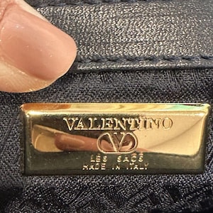 Bolso bandolera vintage Valentino Garavani Les Sacs de piel azul marino con pespuntes, fabricado en Italia. imagen 10