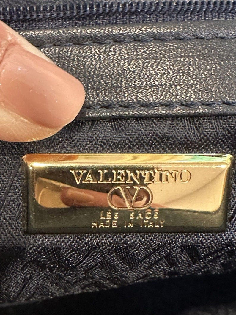 Bolso bandolera vintage Valentino Garavani Les Sacs de piel azul marino con pespuntes, fabricado en Italia. imagen 10