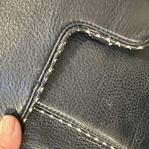 Bolso bandolera vintage Valentino Garavani Les Sacs de piel azul marino con pespuntes, fabricado en Italia. imagen 14