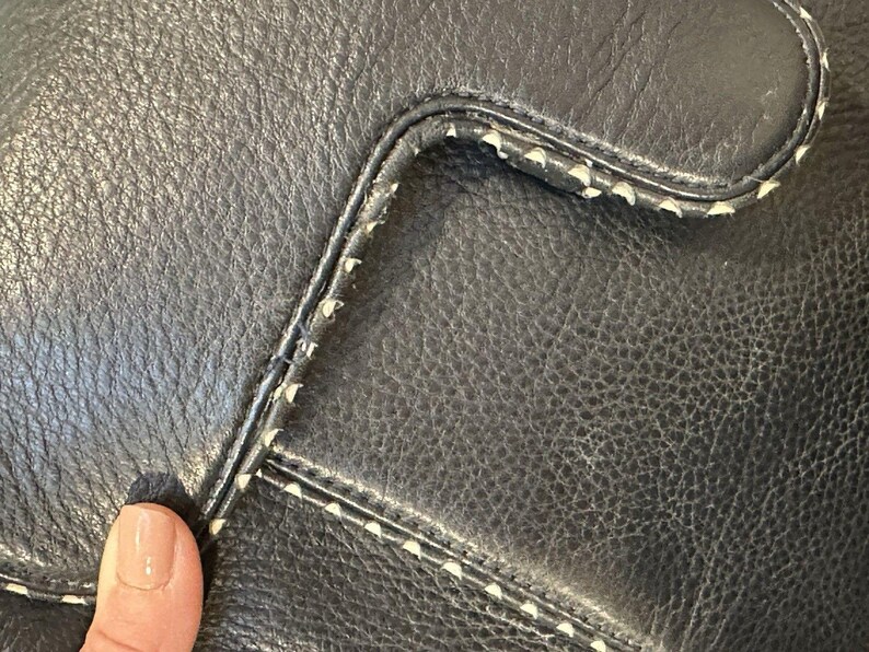 Bolso bandolera vintage Valentino Garavani Les Sacs de piel azul marino con pespuntes, fabricado en Italia. imagen 14