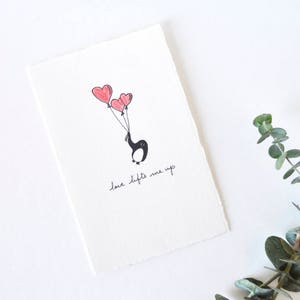 Linda tarjeta San Valentín - pingüino Simple dibujo con globos de corazón - el amor Me levanta