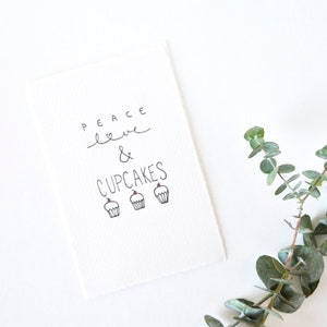 Tarjeta de cumpleaños dulce - invitación de fiesta - amor de la paz & Cupcakes