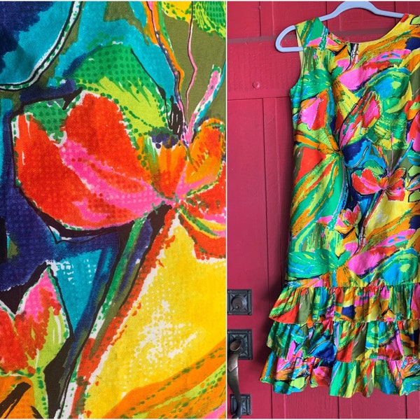 Abstraktes Blumendruck-Kleid | Charlotta of California von Glazier | Rüschensaum | Gefüttertes Kleid | Lebendiger Farbdruck | Tropisches Hawaiihemd