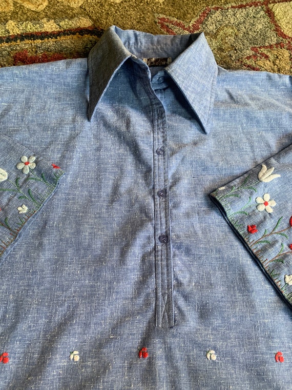 1970s Blue Tunic Shirt with Embroidered Flowers |… - image 5