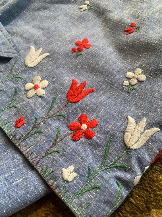 1970s Blue Tunic Shirt with Embroidered Flowers |… - image 7
