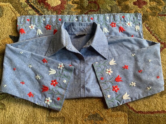 1970s Blue Tunic Shirt with Embroidered Flowers |… - image 6