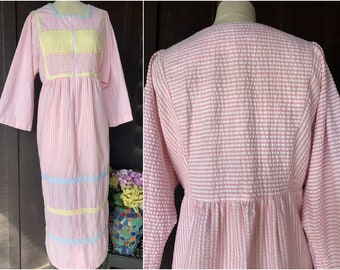 Seersucker Pastel Robe | Styled by Saybury | Dolman Sleeves | Pockets | Front Zipper | Large | Pastel Pink Yellow Blue | Excellent Condition