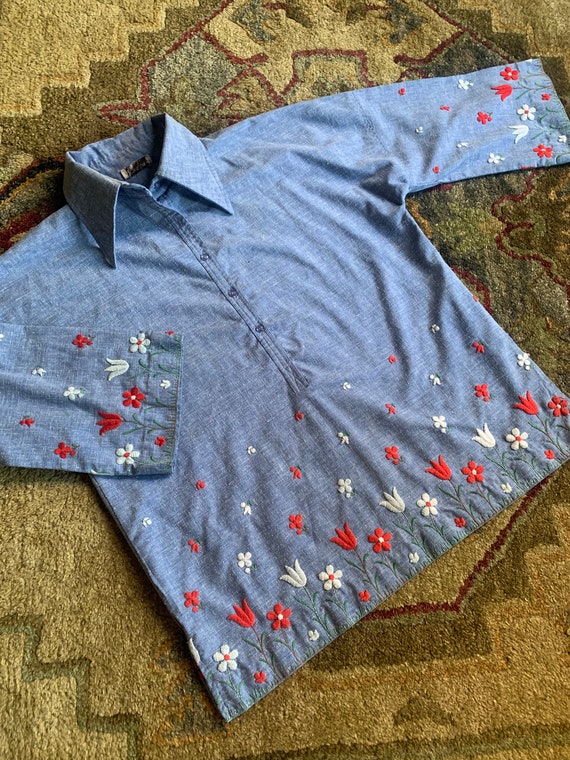 1970s Blue Tunic Shirt with Embroidered Flowers |… - image 2