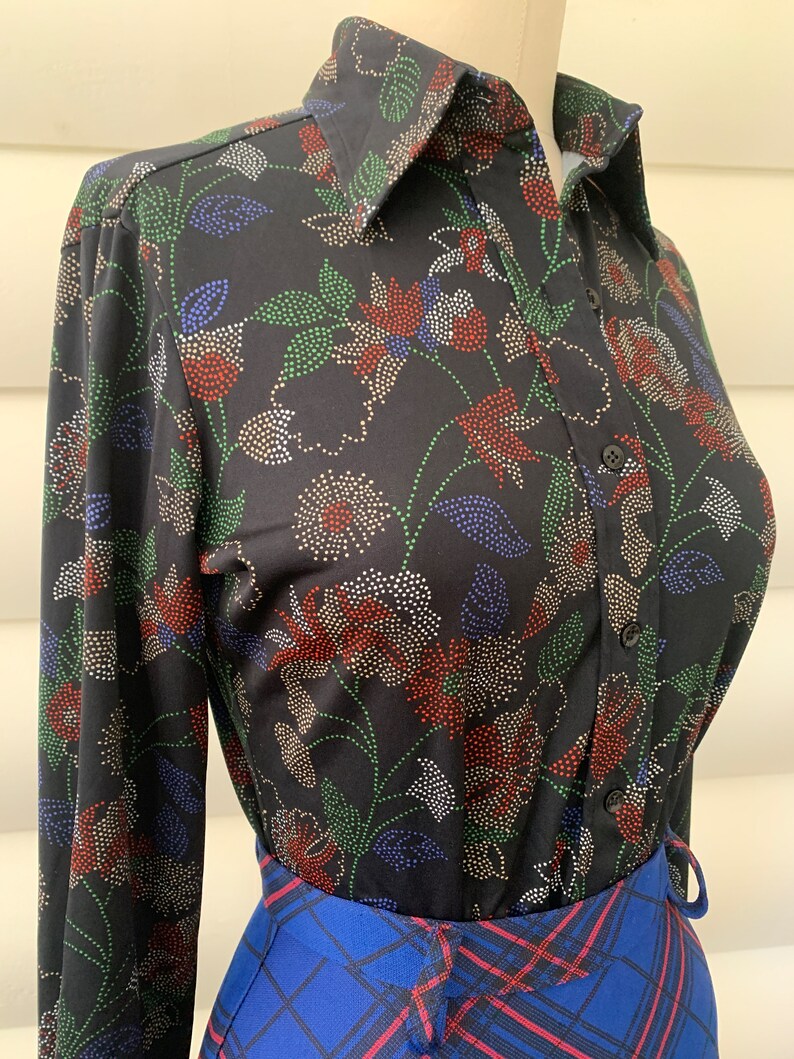 Chemise à fleurs pointillistes Dame Manhattan 100 % polyester manches longues mode des années 1970 Fabriqué à Taïwan Moyenne à grande image 2