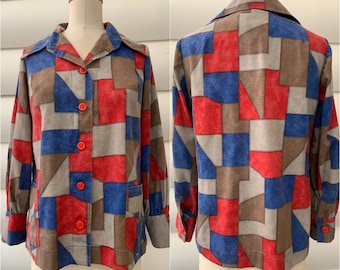 Chemise imprimée en patchwork | Années 1970 | Faux suède | Poches avant | Boutons rouge vif | Aérations latérales | Rouge bleu crème et feu | Aspect vieilli