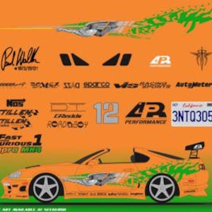 Puede incluir: Una taza de cerámica blanca con un asa negra y el texto "But First, Coffee" en negrita negra. La taza se encuentra sobre un fondo borroso, sugiriendo un ambiente acogedor.