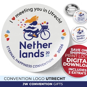 Op de afbeelding: Een ronde witte button met een afbeelding van een persoon met lang haar op een blauwe fiets. De tekst luidt I meeting you in Utrecht, Netherlands 2026 en Eternal Happiness Convention. Kleine kleurrijke tulp-iconen omringen het centrale ontwerp.