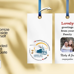 Może przedstawiać: Dwie białe etykiety na prezenty z niebieskimi wstążkami. Jedna etykieta ma logo konwencji w Hamburgu i tekst. Druga etykieta ma zdjęcie i słowa "Lovely greetings from your Family". Zawiera szablon Word.