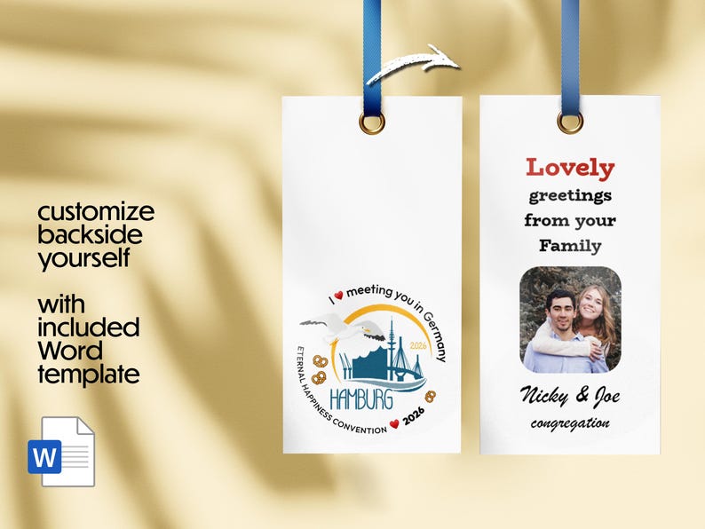 Może przedstawiać: Dwie białe etykiety na prezenty z niebieskimi wstążkami. Jedna etykieta ma logo konwencji w Hamburgu i tekst. Druga etykieta ma zdjęcie i słowa "Lovely greetings from your Family". Zawiera szablon Word.