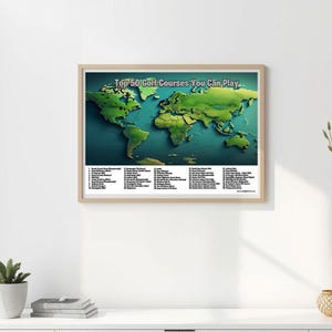 Può includere: Stampa incorniciata di una mappa del mondo con masse terrestri verdi e oceani blu. Il testo "Top 50 Golf Courses You Can Play..." è in alto. Un elenco di campi da golf è in basso. La cornice è marrone chiaro.