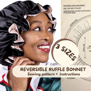 Pode incluir: Um gorro reversível de cetim preto e rosa blush. A imagem inclui o texto "REVERSIBLE RUFFLE BONNET Sewing pattern + instructions" e "3 SIZES". O gorro foi projetado para caber na maioria e tem uma borda externa franzida para caber em uma faixa elástica.