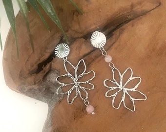 Boucles d’oreilles en forme de fleurs avec perles naturelles de quartz rose. En acier inoxydable argenté - fait main - idée cadeau femme