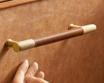 Tirador de armario de latón y cuero marrón: Herrajes para muebles artesanales