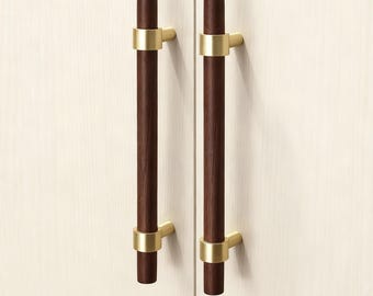 Tiradores de nogal para armarios de cocina y baños.