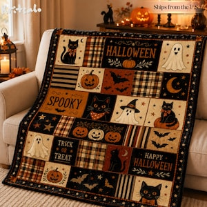 Op de afbeelding: Een Halloween-patchwork deken met zwarte katten, spoken, pompoenen, vleermuizen en sterren. Het ontwerp bevat de teksten HALLOWEEN, SPOOKY, TRICK OR TREAT en HAPPY HALLOWEEN op een geruite achtergrond in zwart, oranje en beige.