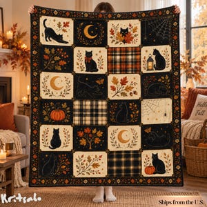 Peut inclure: Une courtepointe rectangulaire composée d'une grille de carrés illustrant des chats noirs, des feuilles d'automne, des citrouilles, des croissants de lune, des toiles d'araignée et des motifs écossais. La bordure présente un motif floral répétitif.
