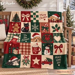 Puede incluir: Una manta de felpa con un diseño de patchwork de motivos navideños que incluye un cachorro con gorro de Papá Noel, un gato negro, un hombre de jengibre, un muñeco de nieve, un camión rojo, regalos, acebo, bastones de caramelo y el texto Merry Christmas.