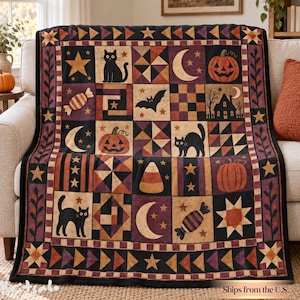 Op de afbeelding: Een Halloween-plaid met een patchwork-rasterontwerp met zwarte katten, pompoenen, maansikkels, vleermuizen, maïssnoepjes en verpakte snoepjes in een kleurenpalet van zwart, oranje, paars en beige, afgewerkt met een decoratieve rand.