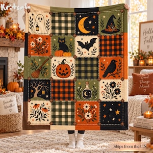 Könnte beinhalten: Eine rechteckige Wohndecke mit einem Patchwork-Design aus Halloween-Motiven, darunter ein Geist, eine schwarze Katze, eine Mondsichel, ein Hexenhut, eine Fledermaus, ein Kürbis, ein Besen, ein Rabe, eine Zaubertrankflasche und florale Muster.