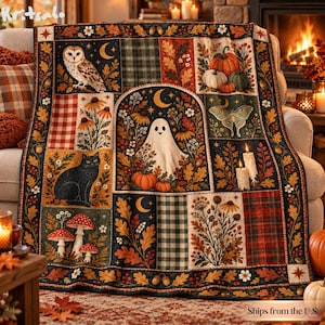 Op de afbeelding: Een rechthoekige plaid met een patchworkontwerp en herfstachtige illustraties, waaronder een kerkuil, een zwarte kat, een geest, pompoenen, paddenstoelen, een nachtvlinder, kaarsen en bloemmotieven in tinten oranje, bruin, groen en crème.