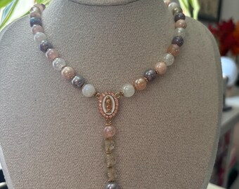 Handgefertigter rosa-perlmuttfarbener Rosenkranz – weiche, goldene Perlen