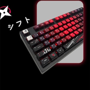 Pode incluir: Um teclado mecânico preto com teclas vermelhas e pretas. As teclas têm caracteres e símbolos japoneses. O teclado tem um efeito gradiente de vermelho a preto. O teclado está em um fundo preto com uma estrela ninja branca e texto japonês.