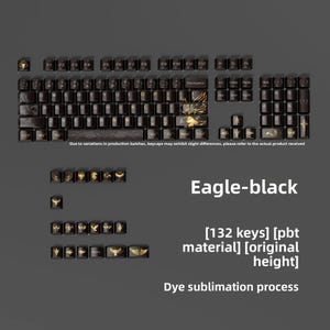 以下が含まれることがあります： 金色のワシのデザインが施された黒いキーボードキーキャップ。キーキャップは、完全なキーボードレイアウトを示すように配置されており、追加のキーが個別に表示されています。画像には「Eagle-black」と「Dye sublimation process」と書かれています。