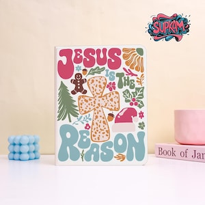 Peut inclure: Un journal blanc avec un motif coloré qui dit "Jesus is the Reason". La couverture présente une croix, un bonhomme en pain d'épices, un sapin de Noël et un bonnet de Père Noël. Le journal est décoré d'éléments floraux et de feuilles.