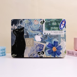 Puede incluir: Una taza de cerámica blanca con un asa negra y el texto "But First, Coffee" en negrita negra. La taza está sobre una superficie de madera. La taza mide aproximadamente 10 cm de alto.