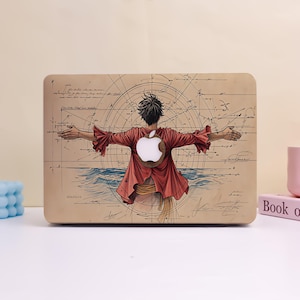 Może przedstawiać: Etui na laptopa z ilustracją postaci z rozłożonymi ramionami na tle mapy w stylu vintage. Postać ma na sobie czerwoną koszulę z logo Apple. Tło zawiera elementy mapy nawigacyjnej.