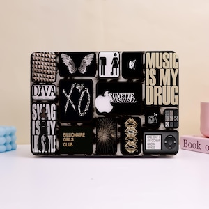 Può includere: Pannello decorativo in bianco e nero con vari disegni grafici e testo. Il pannello presenta immagini di ali, labbra e testo che recita "MUSIC IS MY DRUG", "SWAG IS TY" e "BILLIONAIRE GIRLS CLUB". È visibile anche un piccolo lettore musicale.