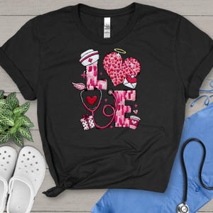 Krankenschwester Liebe DTF Transfer, Faux Stickerei Medizinische Valentinstag bereit zu drücken, Stethoskop Herz Aufbügler, RN LPN Geschenk, Krankenhaus Crew Shirt Aufkleber