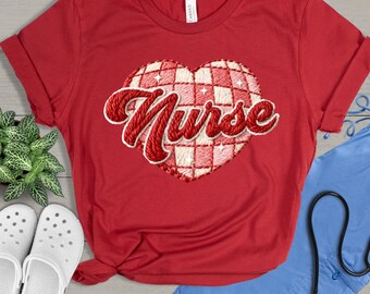 Transferencia DTF de enfermera, bordado falso de corazón a cuadros retro, plancha para San Valentín médico, regalo de enfermera, enfermera práctica, calcomanía para camiseta de hospital, lista para usar.