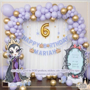 K&ouml;nnte beinhalten: Geburtstagsdekoration mit einem lila-goldenen Ballonbogen, einem goldenen Ballon mit der Zahl 6 und einem Banner mit der Aufschrift "Happy Birthday Mariah". Enth&auml;lt eine Cartoon-Illustration einer K&ouml;nigin und einen dekorativen Spiegel.