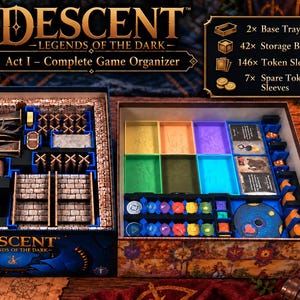 Może przedstawiać: Organizer do gry Descent: Legends of the Dark Act I, składający się z dwóch otwartych pudełek z niebieskimi i czarnymi wkładkami. Zestaw zawiera 2 tace bazowe, 42 pudełka do przechowywania, 146 koszulek na żetony i 7 zapasowych koszulek.