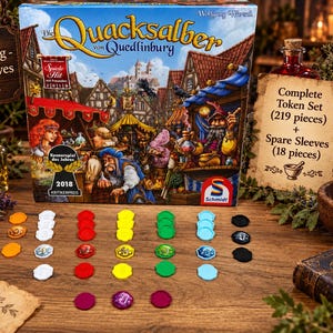 Könnte beinhalten: Das Brettspiel Die Quacksalber von Quedlinburg mit einer Spielschachtel, die eine Fantasie-Marktszene zeigt, sowie ein vollständiges Markenchip-Set mit 219 Teilen und 18 Ersatzhüllen. Die Chips sind nach Farben sortiert: weiß, rot, gelb, grün, blau, schwarz, orange und lila.
