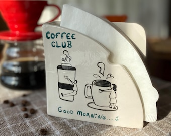 Ręcznie robiony ceramiczny filtr do kawy i uchwyt na serwetki – projekt Good Morning Coffee Club, wystrój kuchni baristy, organizer na kawę