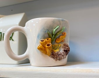 Taza de cerámica con textura de relieve costero, diseño artístico en relieve para amantes del océano.