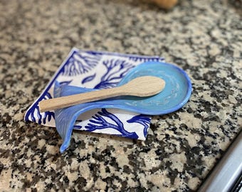 Reposacucharas de cerámica hecho a mano con diseño de olas del mar – Soporte para utensilios de cerámica para la decoración de la cocina