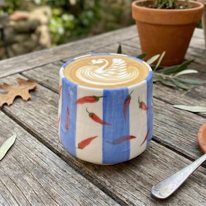 Tazza da caffè al peperoncino, tazza senza manico a righe blu, bicchiere in ceramica originale, ciotola bianca piatta