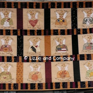 Może przedstawiać: Kołdra w stylu patchwork z motywem aniołów z skrzydłami i inspirującymi cytatami. Kołdra wykonana jest z brązowego, czarnego i białego materiału w paski. Cytaty obejmują: "Zaufaj Panu całym swoim sercem", "Niech miłość i wierność nigdy cię nie opuszczą", "Dzieło szlachetnej dobroczynności dla dobra jej męża", "Błogosław mężczyznę, który słucha Pana", "Szczęśliwa twarz obejmuje twarz radosną", "Wierny człowiek zostanie obficie pobłogosławiony", "Jeśli twój wróg jest głodny, daj mu jedzenie", "Ponieważ jest to dla bezbronnych, jestem tym, który się nie zmienia", "Przyjdź do Pana z najpiękniejszymi darami", "Miej piękno wokół siebie z owocami, które dostarczam", "Błogosławieństwa zawsze wracają do domu do Pana".