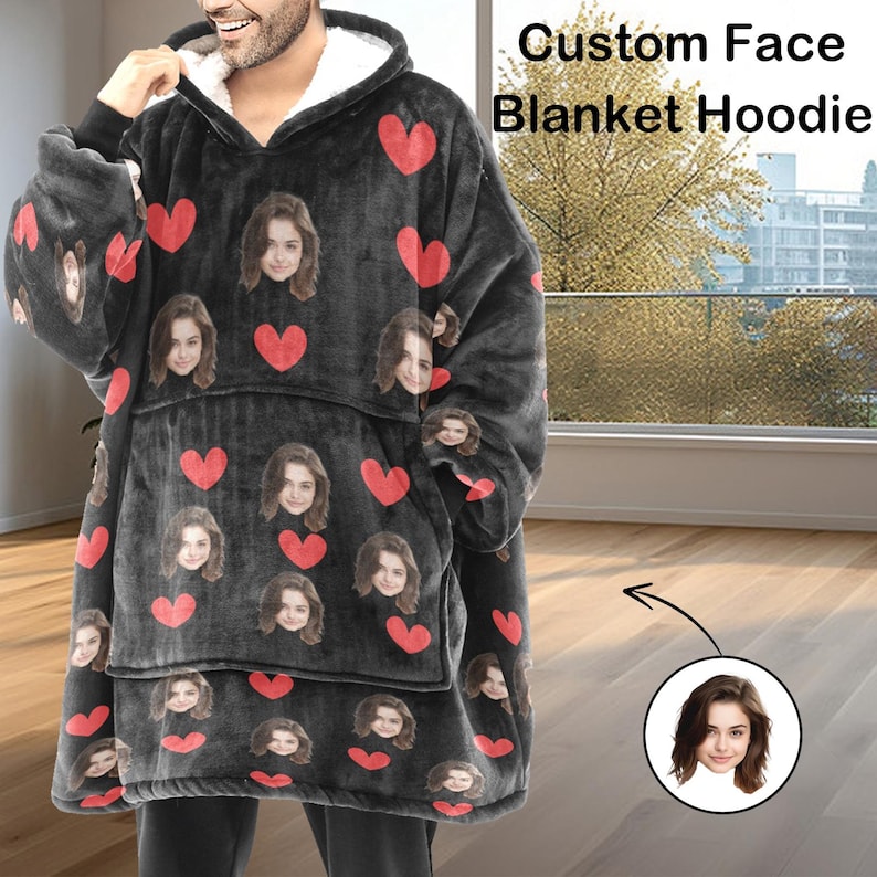 Pu&ograve; includere: Una felpa con cappuccio a coperta nera con fodera interna bianca, con cuori rossi e stampe di volti personalizzate. Il testo "Custom Face Blanket Hoodie" &egrave; visibile. La felpa ha un'ampia tasca frontale e un cappuccio.